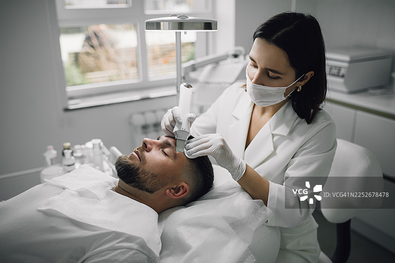 男士面部护理。现代美容术中的皮肤清洁。护肤。图片素材