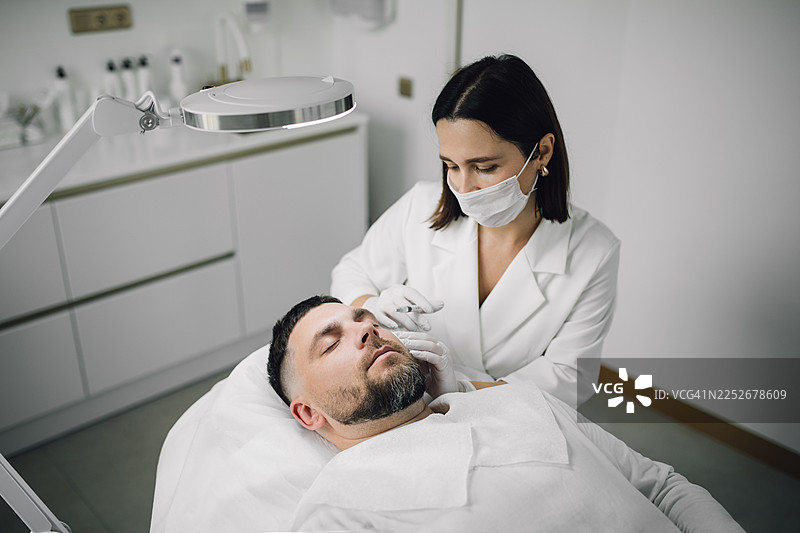 男性接受注射填充物抗衰老治疗图片素材