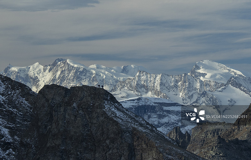 意大利和瑞士之间的阿尔卑斯山山脊上的攀登者，位于皮埃蒙特地区。图片素材