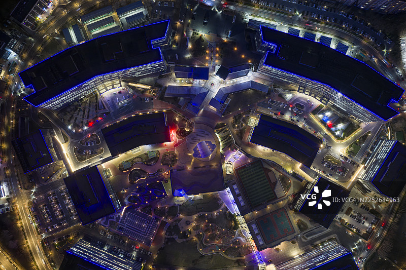 夜幕下充满活力的现代城市天际线航拍图与灯光图片素材