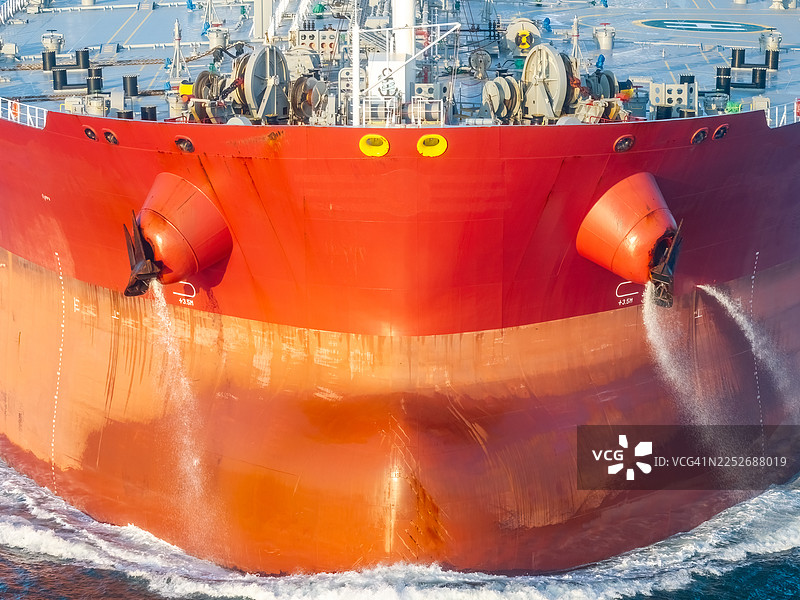 无人机近景：一艘原油油轮在海上航行图片素材