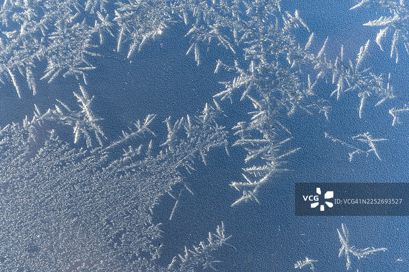 冰冻表面上的冰晶微距摄影图片素材
