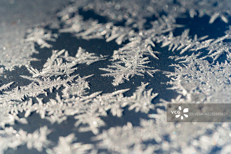冰冻表面上的冰晶微距摄影图片素材