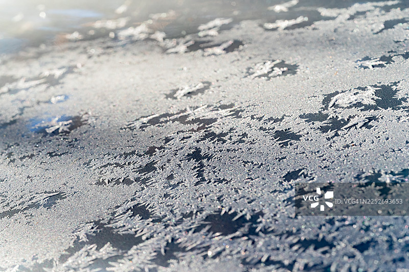 冰冻表面冰晶的微距摄影。图片素材