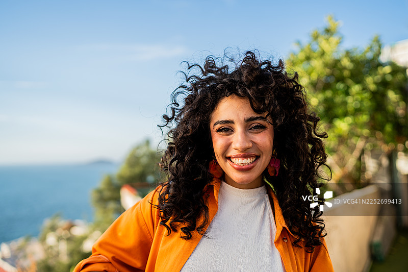 年轻女子户外肖像图片素材