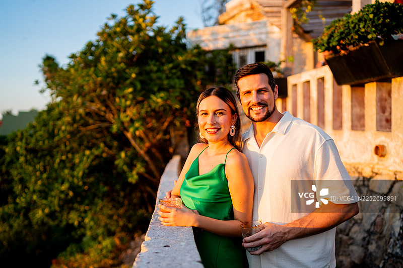 情侣户外肖像照图片素材