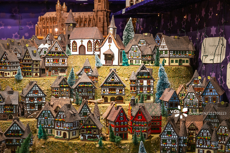 带有中世纪建筑的迷你圣诞村庄图片素材