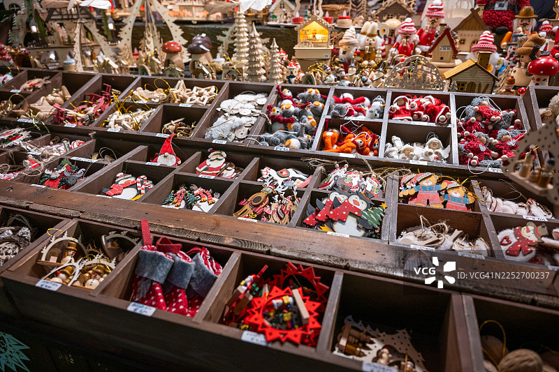 圣诞集市上待售的圣诞装饰品图片素材