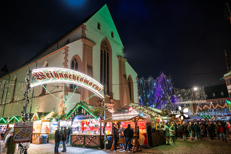 德国弗莱堡圣马丁教堂前夜间的圣诞集市图片素材