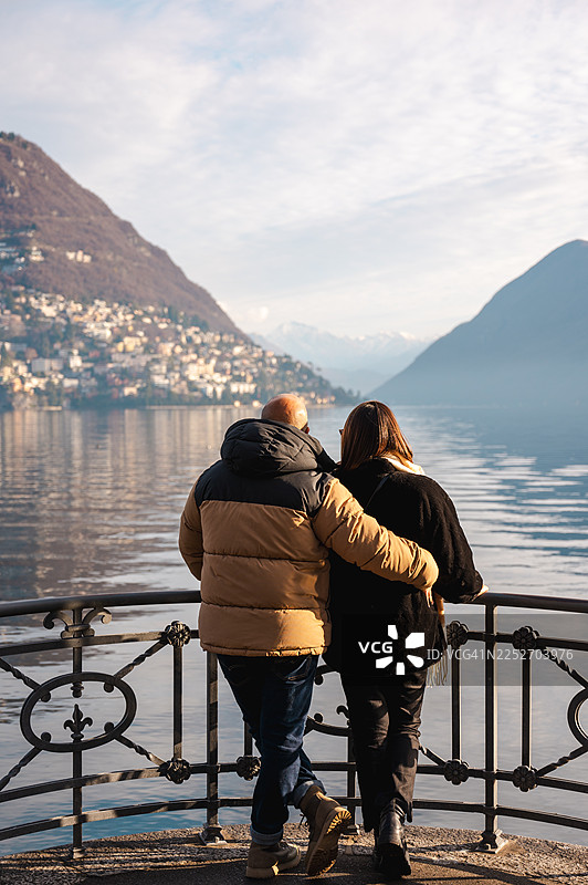 卢加诺湖畔的一对情侣图片素材