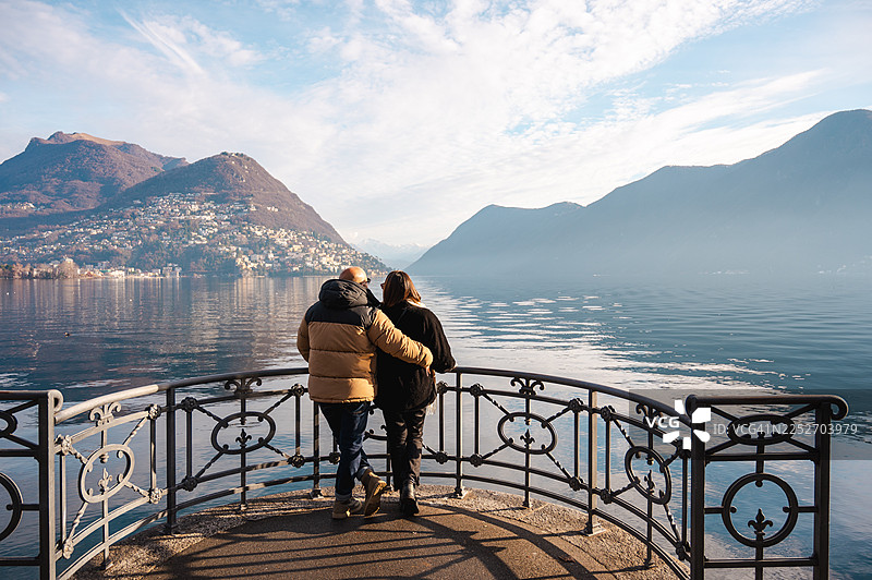 卢加诺湖边的情侣图片素材