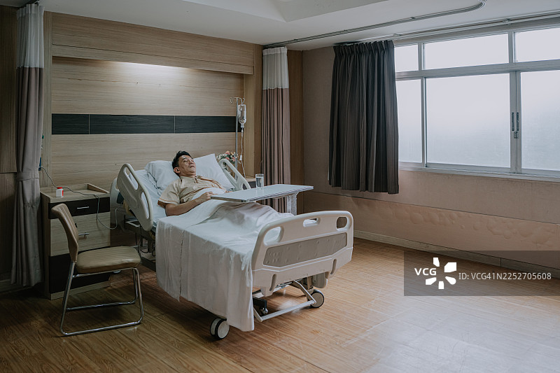 孤独的亚洲男性病人在病房里休息图片素材