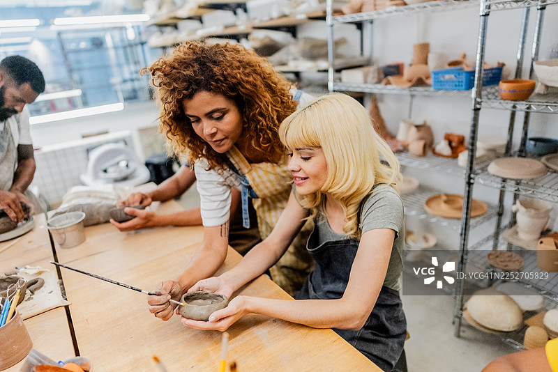 老师在美术课上帮助学生图片素材
