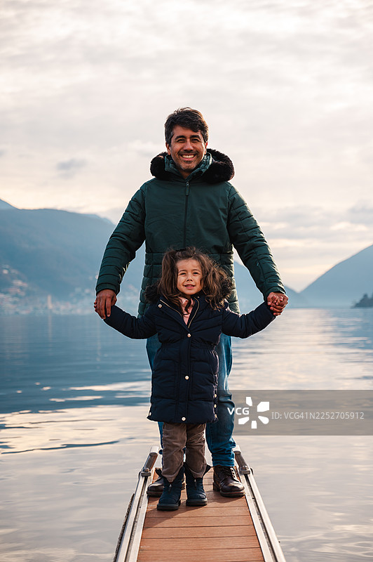父亲和女儿在卢加诺湖边图片素材