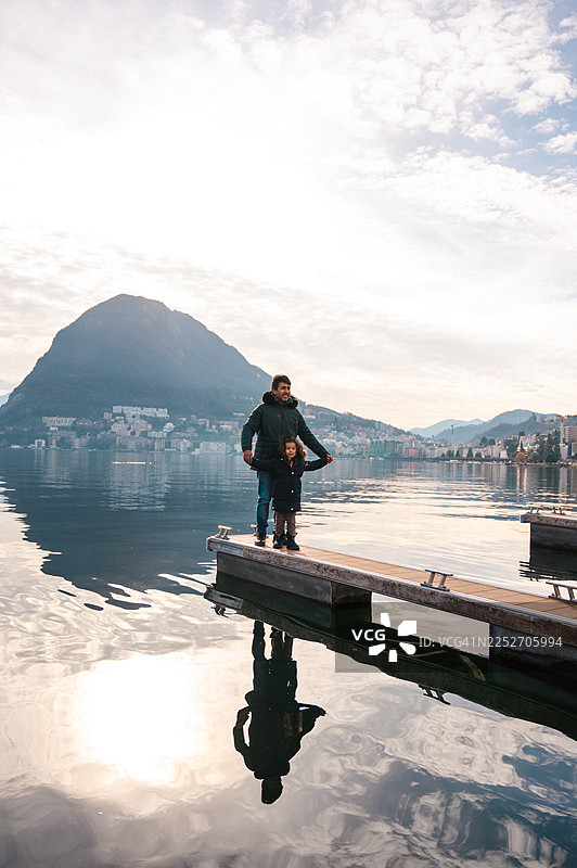 卢加诺湖边，父女俩图片素材