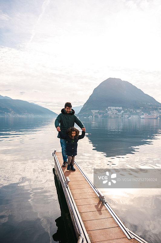 卢加诺湖畔的父女图片素材