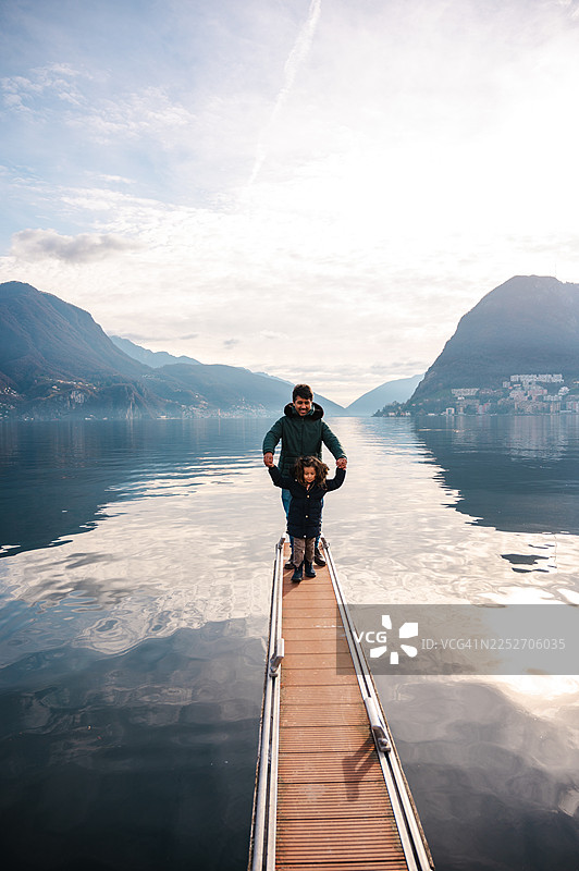 父亲和女儿在卢加诺湖边图片素材