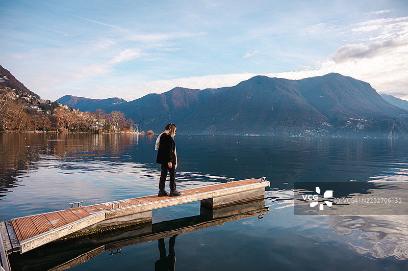 卢加诺湖边的女人图片素材