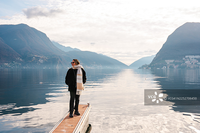 卢加诺湖边的女人图片素材