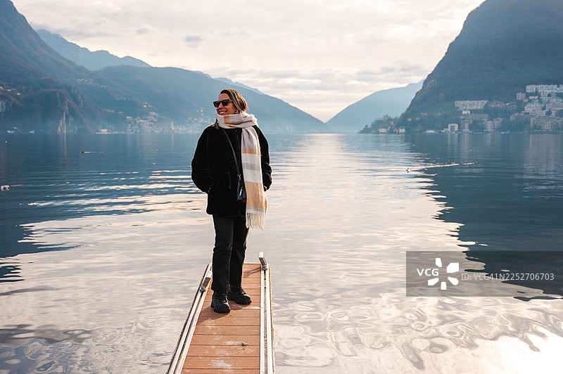 卢加诺湖畔的女子图片素材