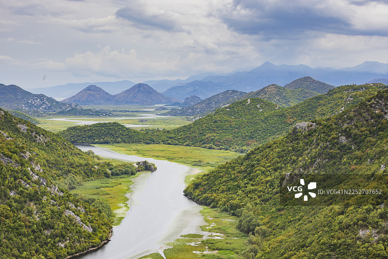 斯卡达尔湖畔帕夫洛瓦斯特拉纳观景点，斯卡达尔湖是位于黑山和阿尔巴尼亚边境的大型淡水湖图片素材