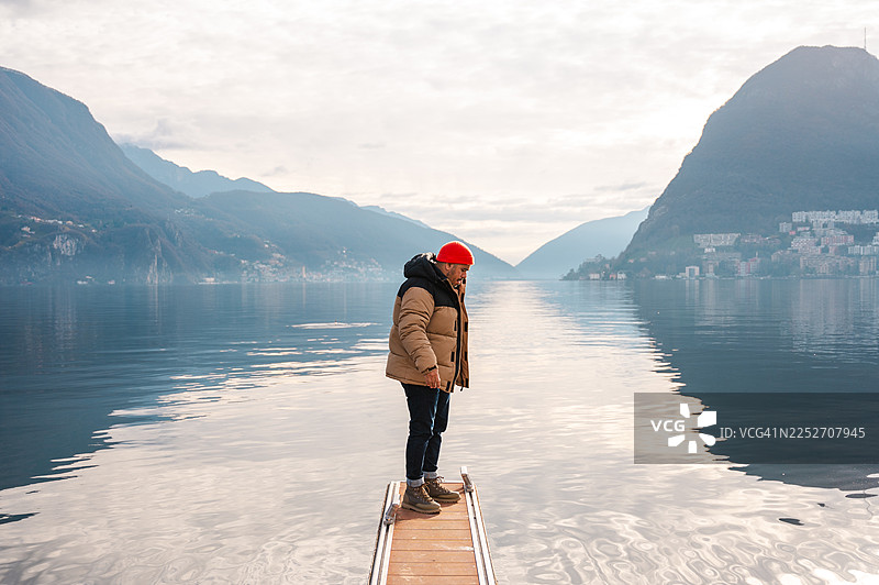 卢加诺湖边的男人图片素材