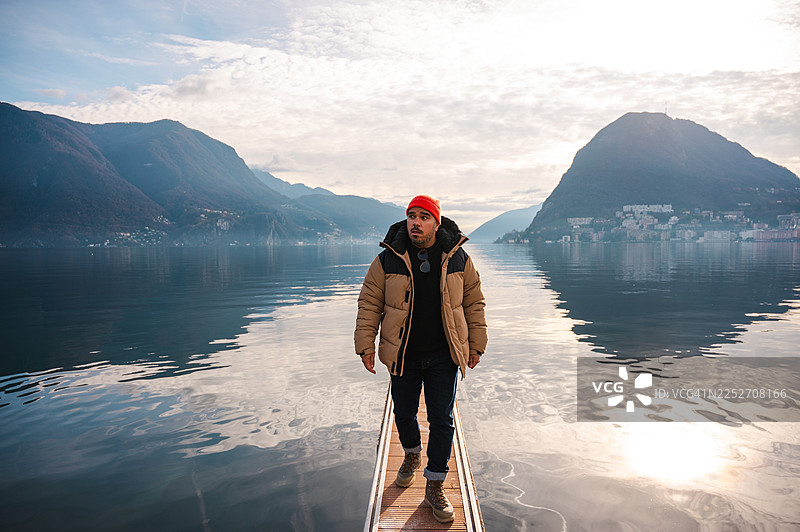 卢加诺湖边的男人图片素材