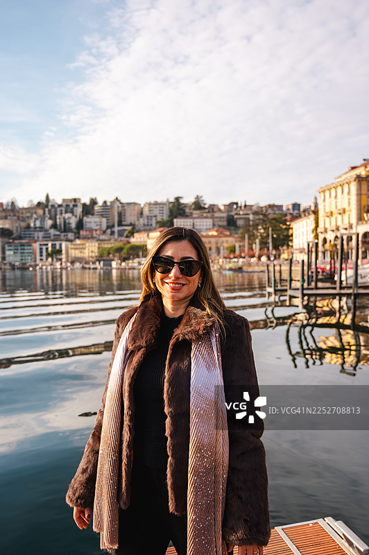 卢加诺湖边的女人图片素材