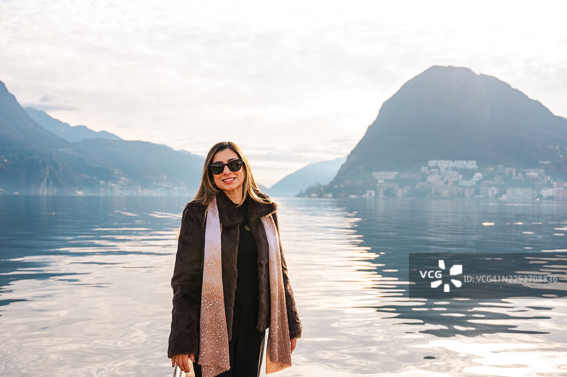 卢加诺湖边的女人图片素材