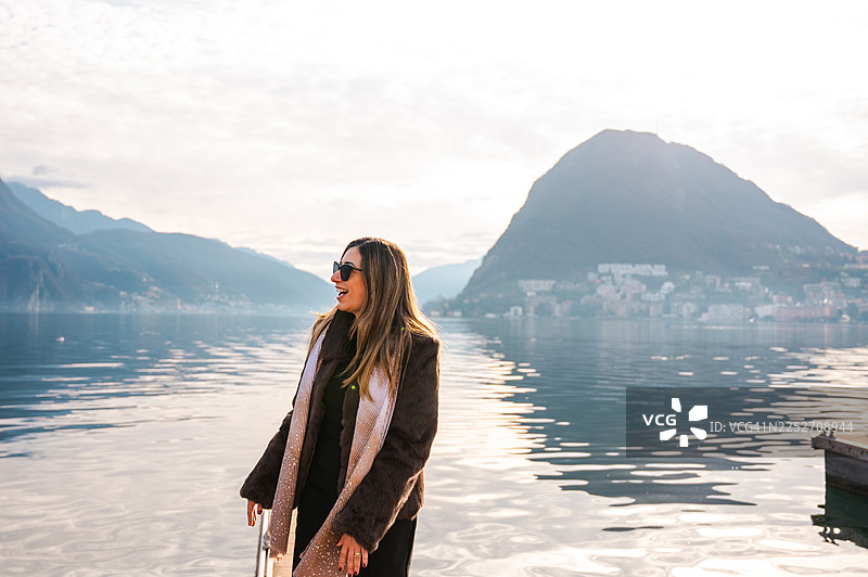 卢加诺湖畔的女子图片素材