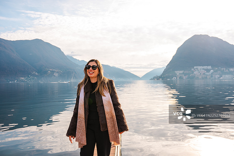 卢加诺湖边的女人图片素材