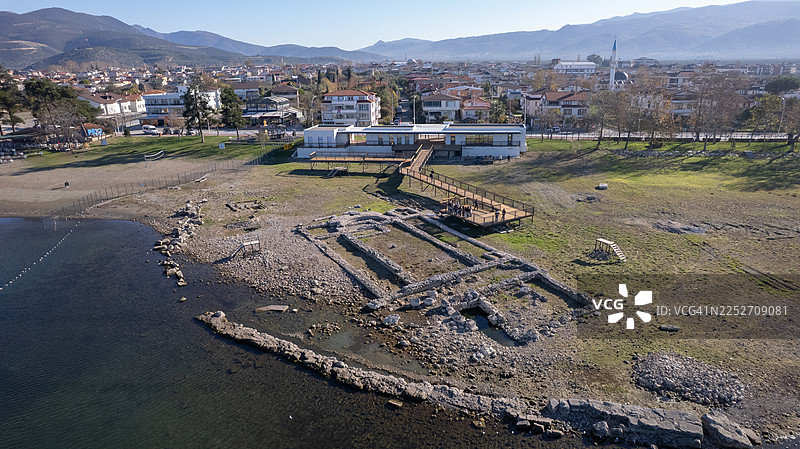土耳其伊兹尼克湖畔圣尼奥菲托斯大教堂的鸟瞰图图片素材