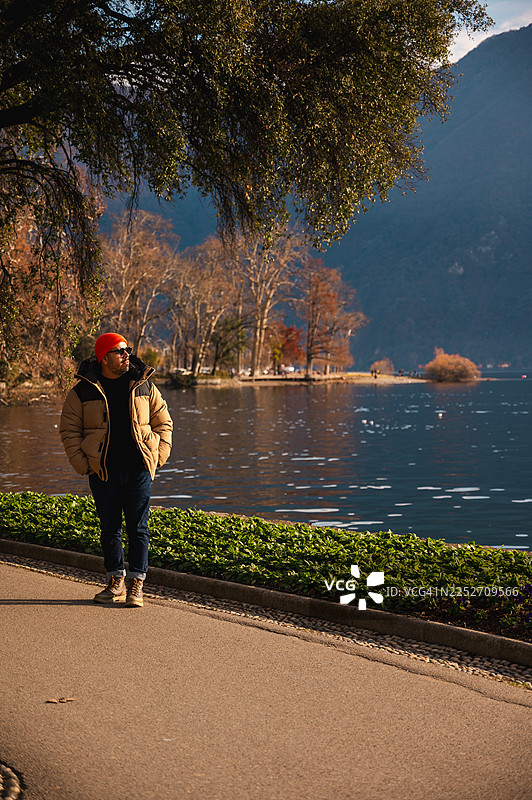 卢加诺湖边的男人图片素材
