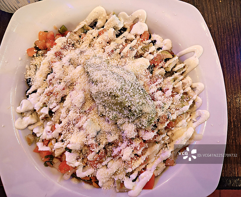 无面粉墨西哥卷饼/墨西哥卷饼碗/墨西哥菜肴的特写，盛在白色陶瓷盘中/静物图片素材