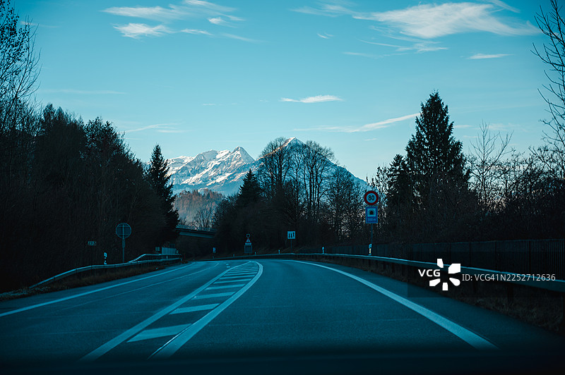 前往因特拉肯途中的乡村风光图片素材