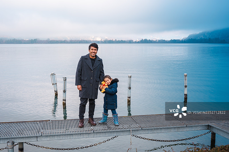 父亲在因特拉肯的湖边与女儿共度美好时光图片素材