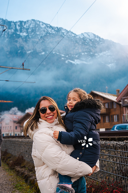 母女俩在因特拉肯享受亲子时光图片素材