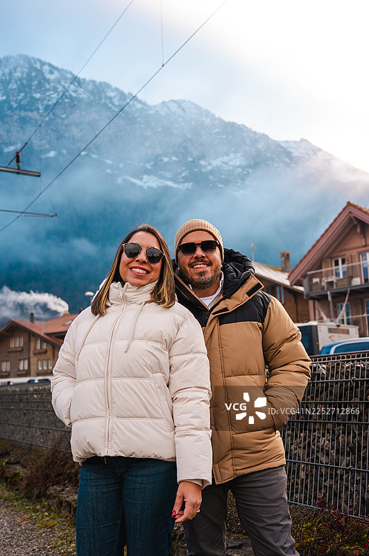 情侣在因特拉肯的温馨时光图片素材