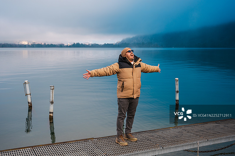 因特拉肯湖边的男人图片素材