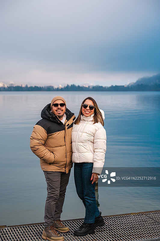 情侣在因特拉肯湖畔享受亲密时光图片素材