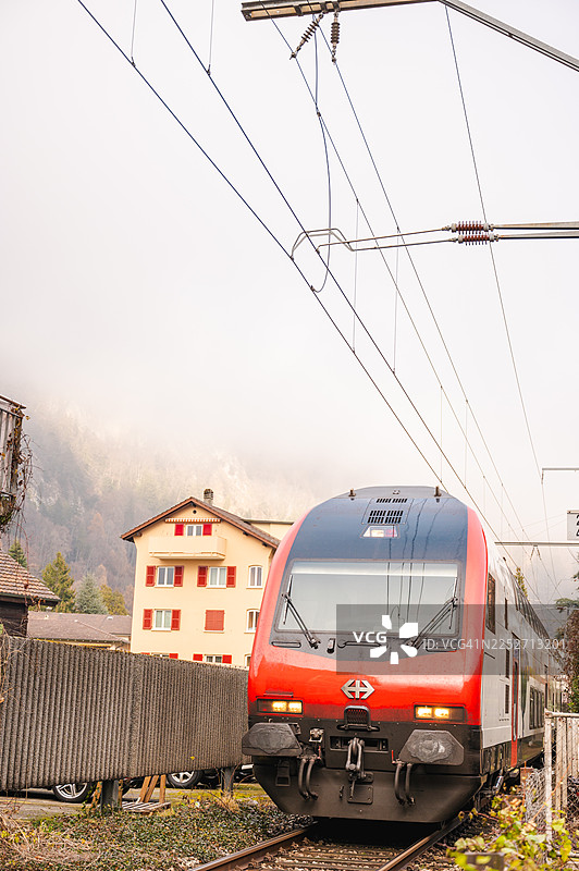 火车经过因特拉肯图片素材