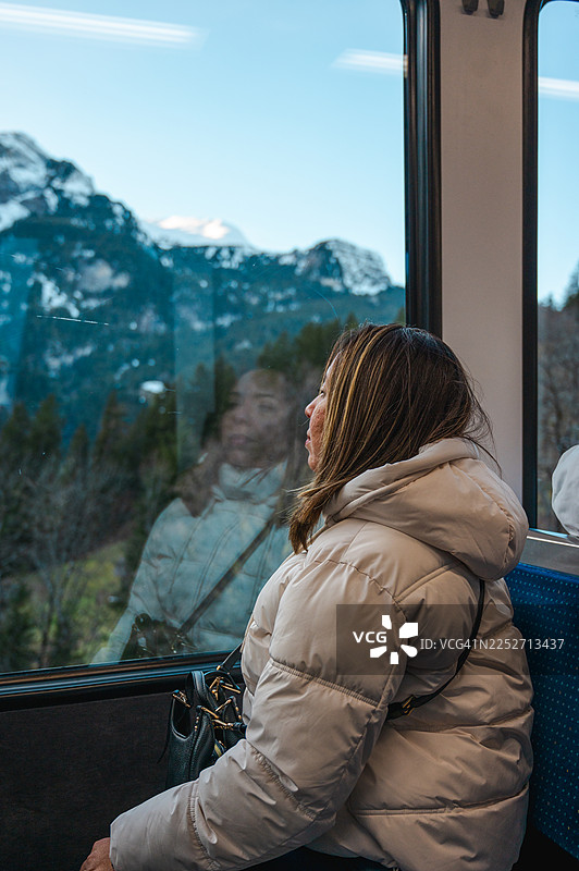 女子在火车上，从劳特布龙嫩前往文根图片素材