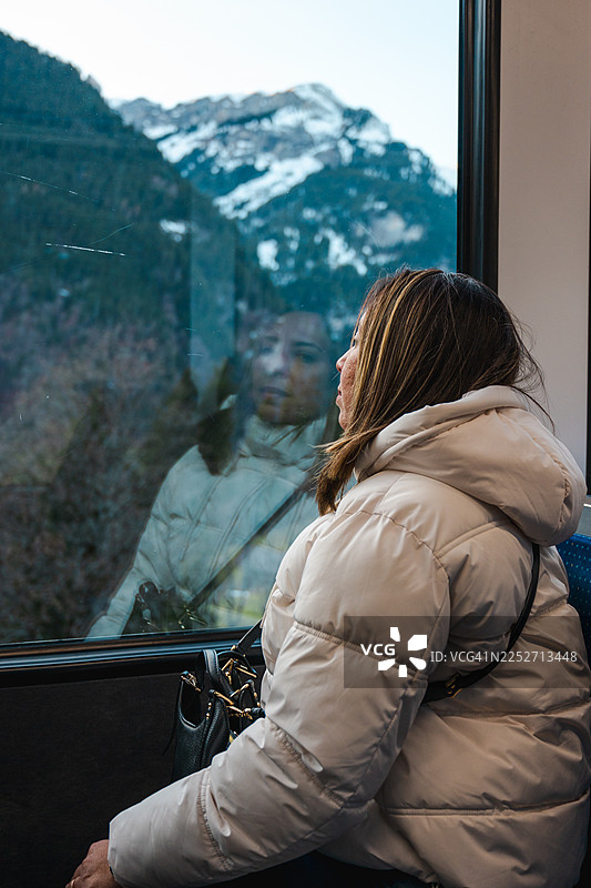 火车上的女人，从劳特布龙嫩前往文根图片素材
