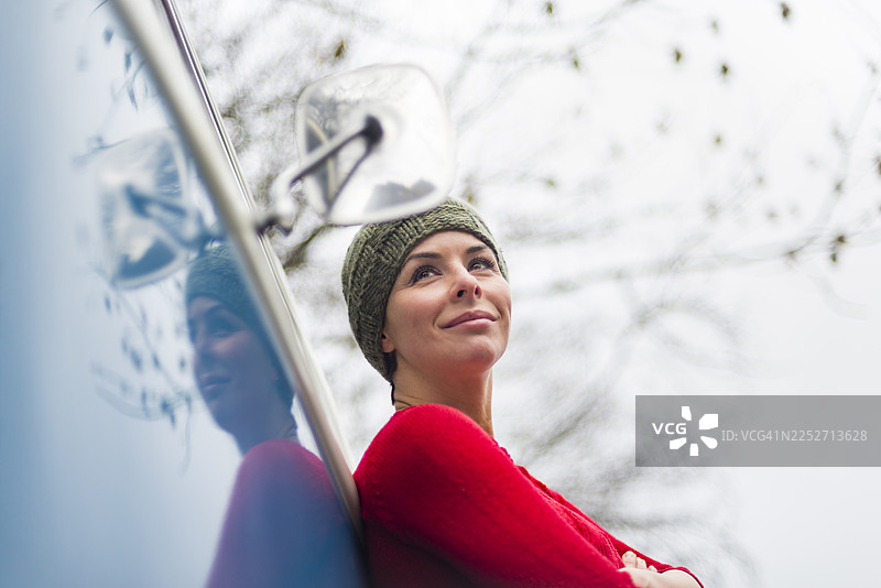 漂亮的女孩在车窗外照镜子图片素材