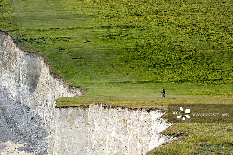 沿着比奇角悬崖骑行图片素材