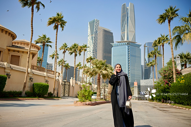 沙特年轻女性在阿卜杜拉国王金融区图片素材