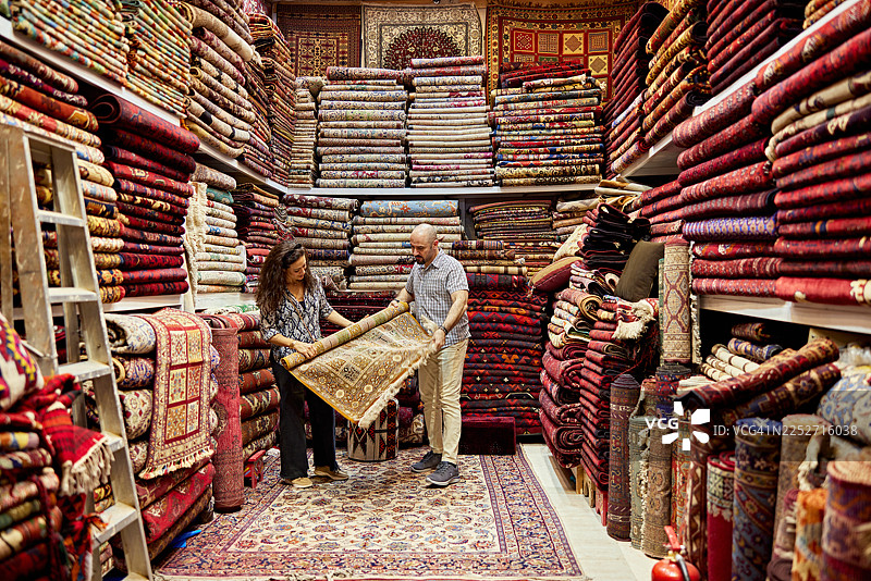 游客在利雅得的Souk Al-Zal市场购买地毯图片素材