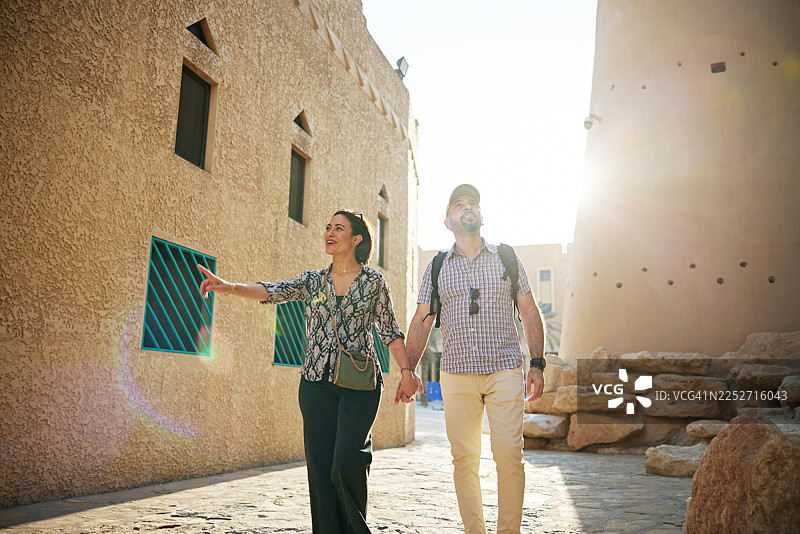 一对情侣在利雅得探索历史遗迹图片素材