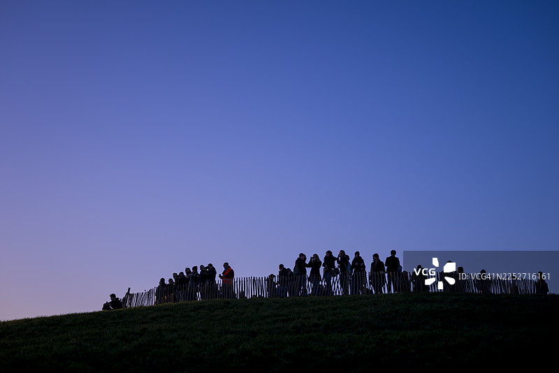 普里姆罗斯山上的游人图片素材