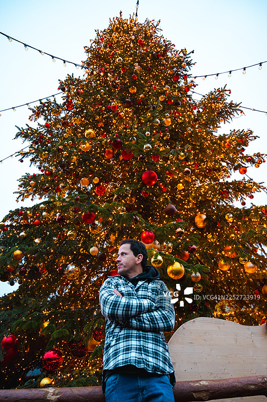 苏黎世圣诞树下的人图片素材